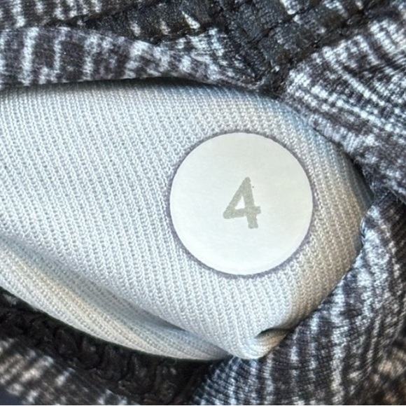 Lululemon Drop It Like It's Hot Crop Leggings Dramatic Static White Black Size 4 - Picture 8 of 8